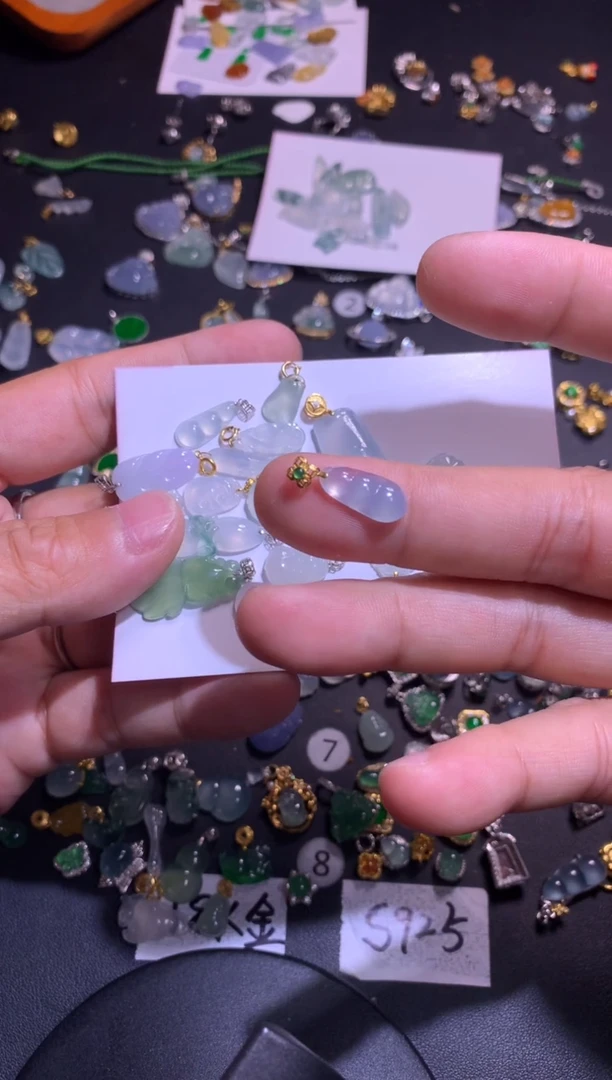 【闪购商品】翡翠吊坠(不含链)18K金镶嵌1