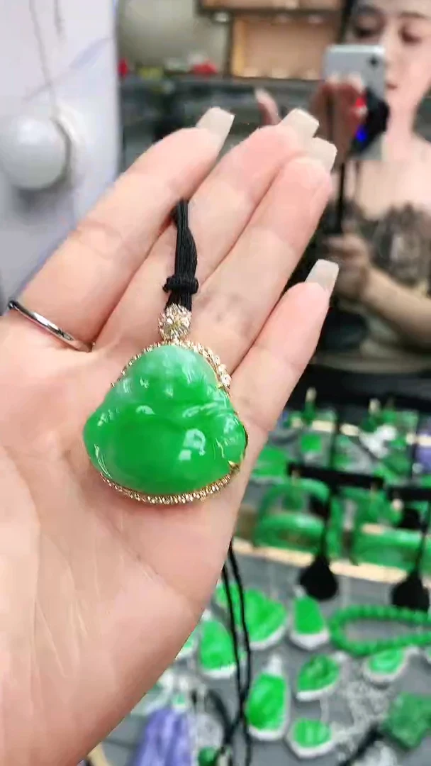 颈饰18K金镶嵌翡翠七**雨赠礼盒证书