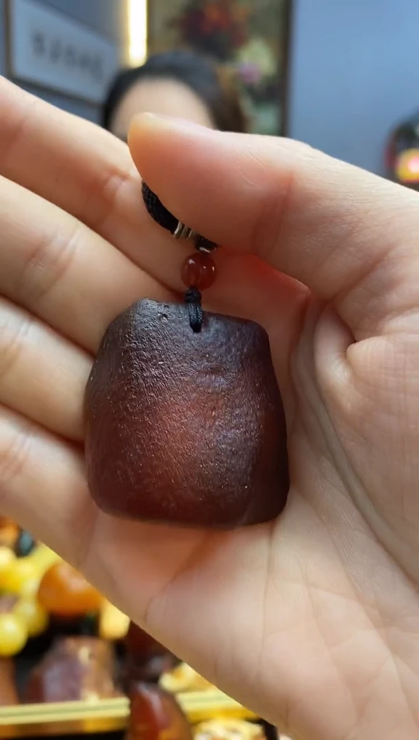 未镶嵌颈饰琥珀吊坠