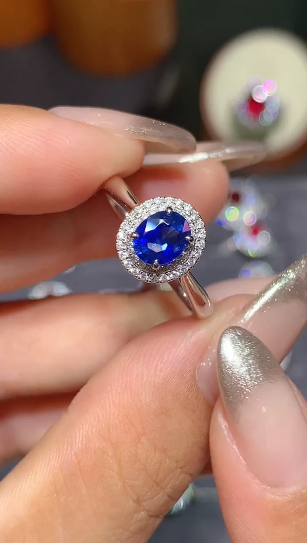 蓝宝石戒指18K金镶嵌0.8CT