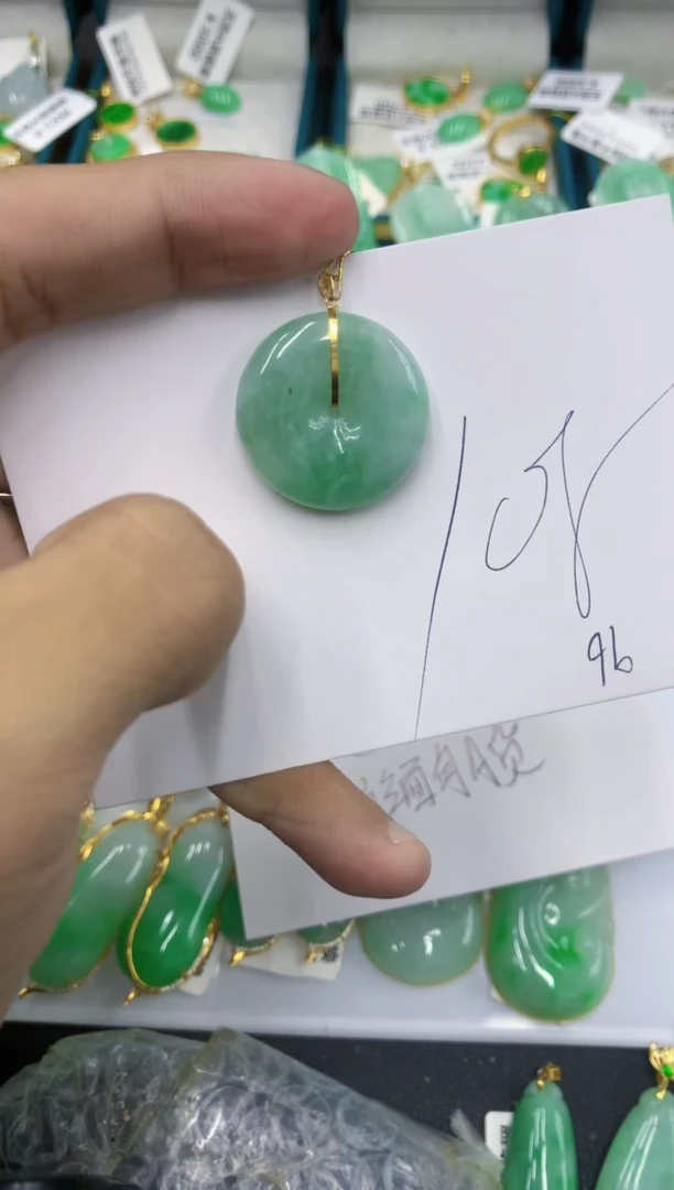 颈饰18K金镶嵌翡翠1111111111