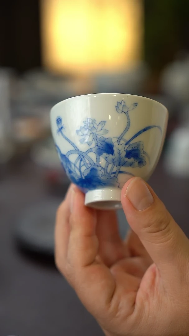 景德镇全手工手绘青花荷花鸡心杯