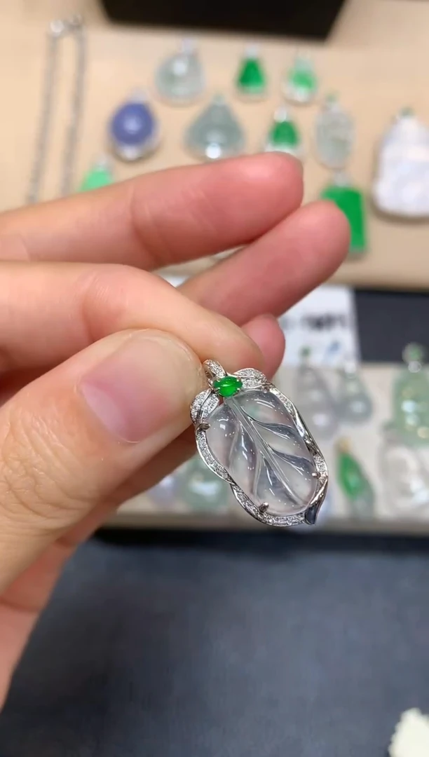 颈饰18K金镶嵌翡翠树叶【无服务费