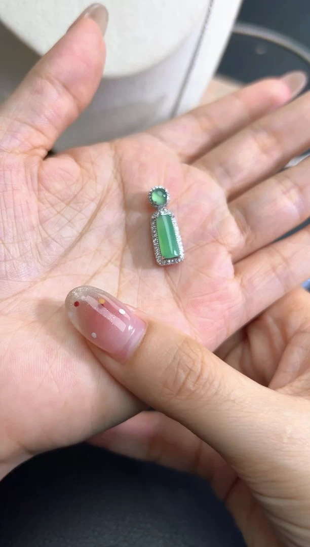 翡翠18K金镶嵌颈饰收到货品48小时鉴赏期（超时不退不换）