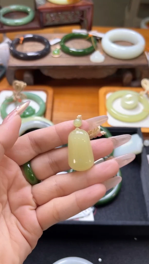 吊坠(不含链)未镶嵌和田玉李*宁若羌黄玉 无事牌