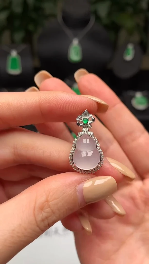 颈饰18K金镶嵌翡翠葫芦