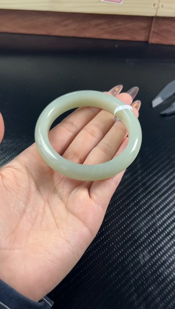 未镶嵌手镯和田玉且末微色差近矿58+skm