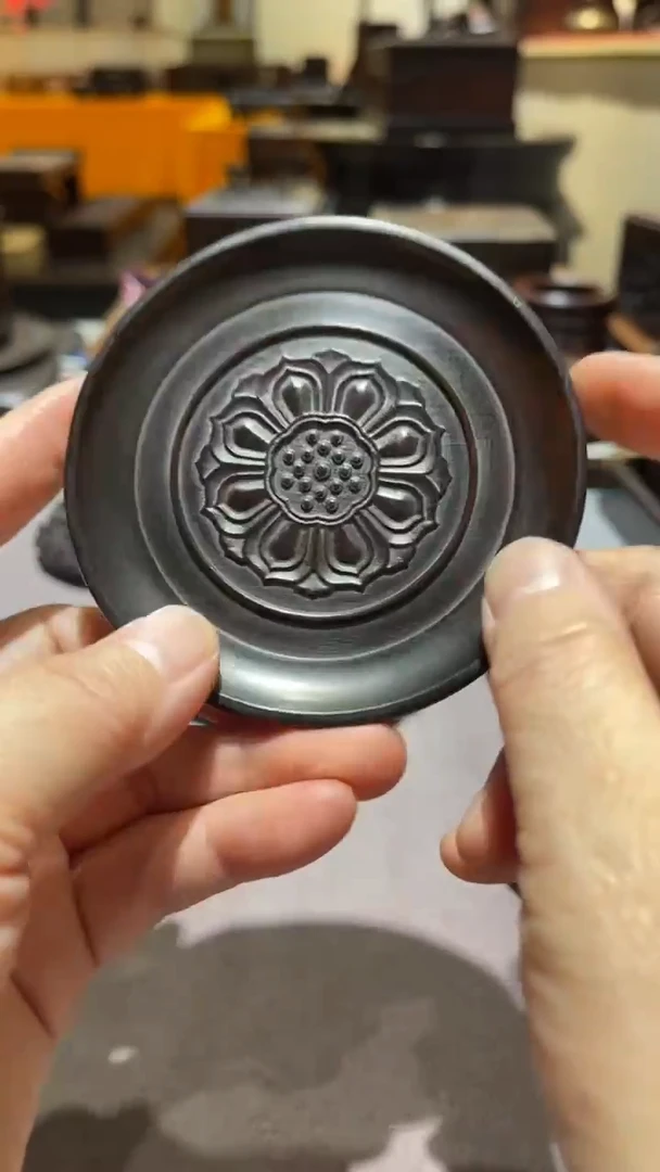 红酸枝木类精品木雕精工细作