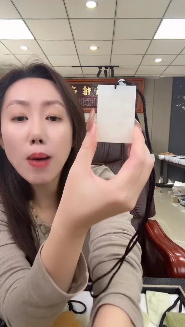 吊坠(不含链)未镶嵌透闪石质玉青海野牛沟 龙牌