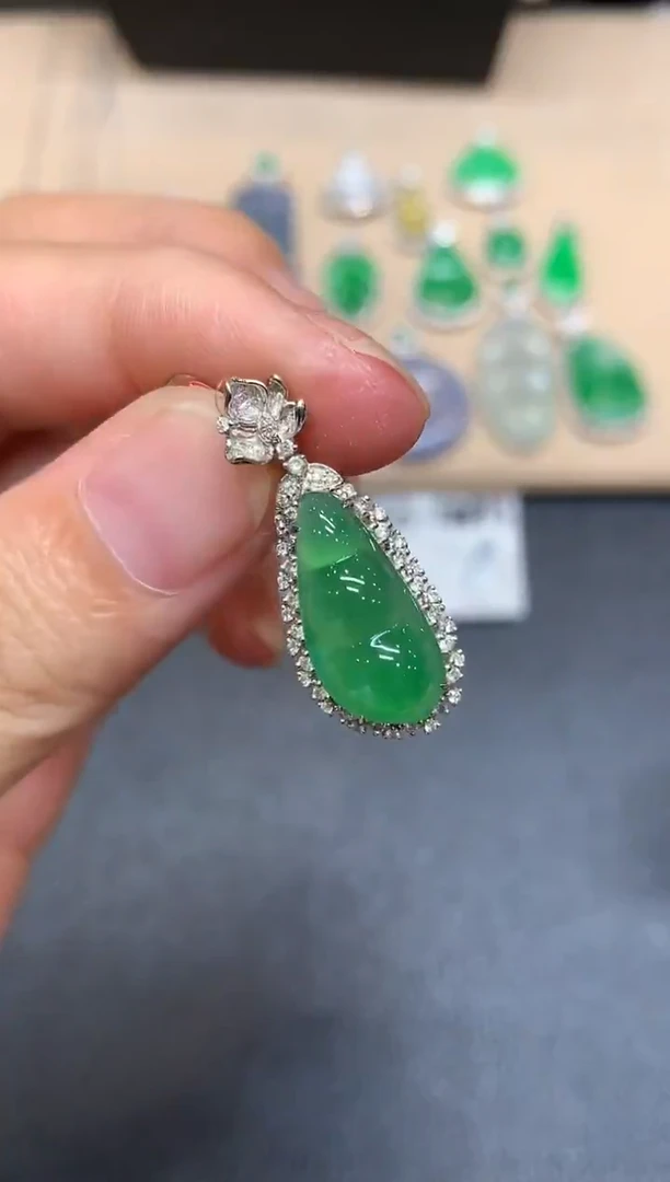 颈饰18K金镶嵌翡翠福豆【无服务费