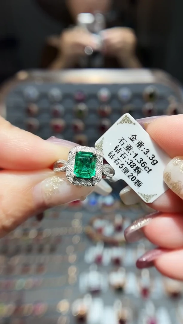18K金镶嵌戒指祖母绿1.36