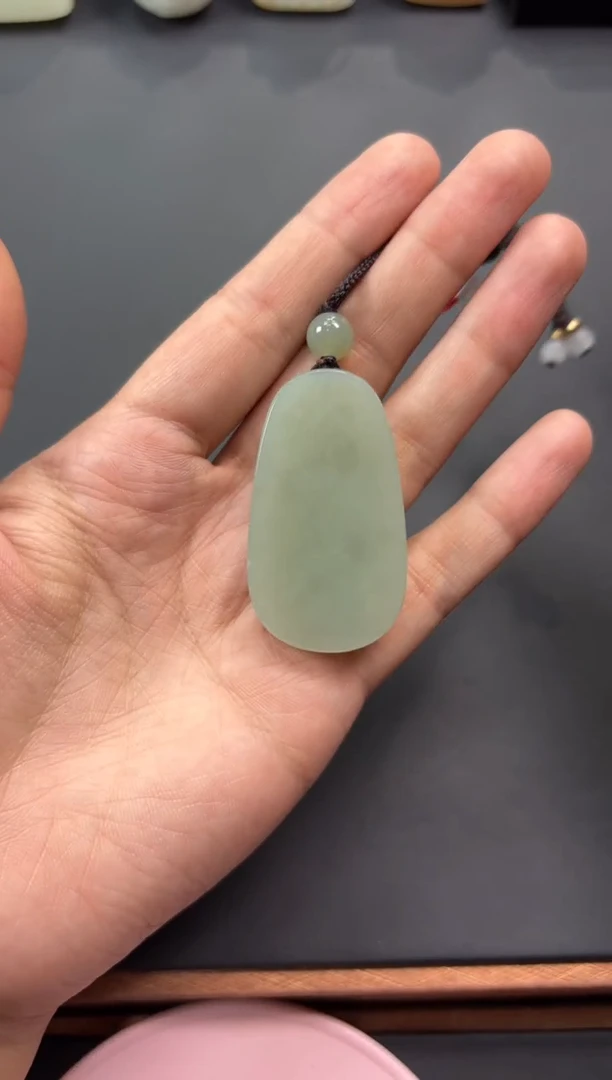 【闪购商品】和田玉吊坠(赠链)未镶嵌且末微色差近矿吊坠M