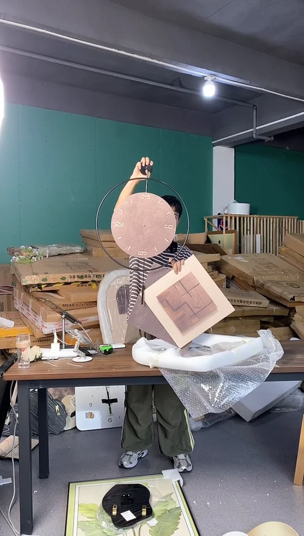 圆形铁艺钟表+砂岩画