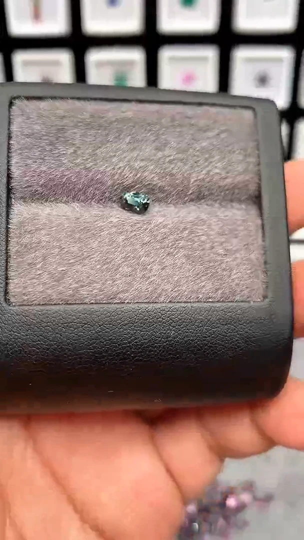 未镶嵌裸石尖晶石0.53
