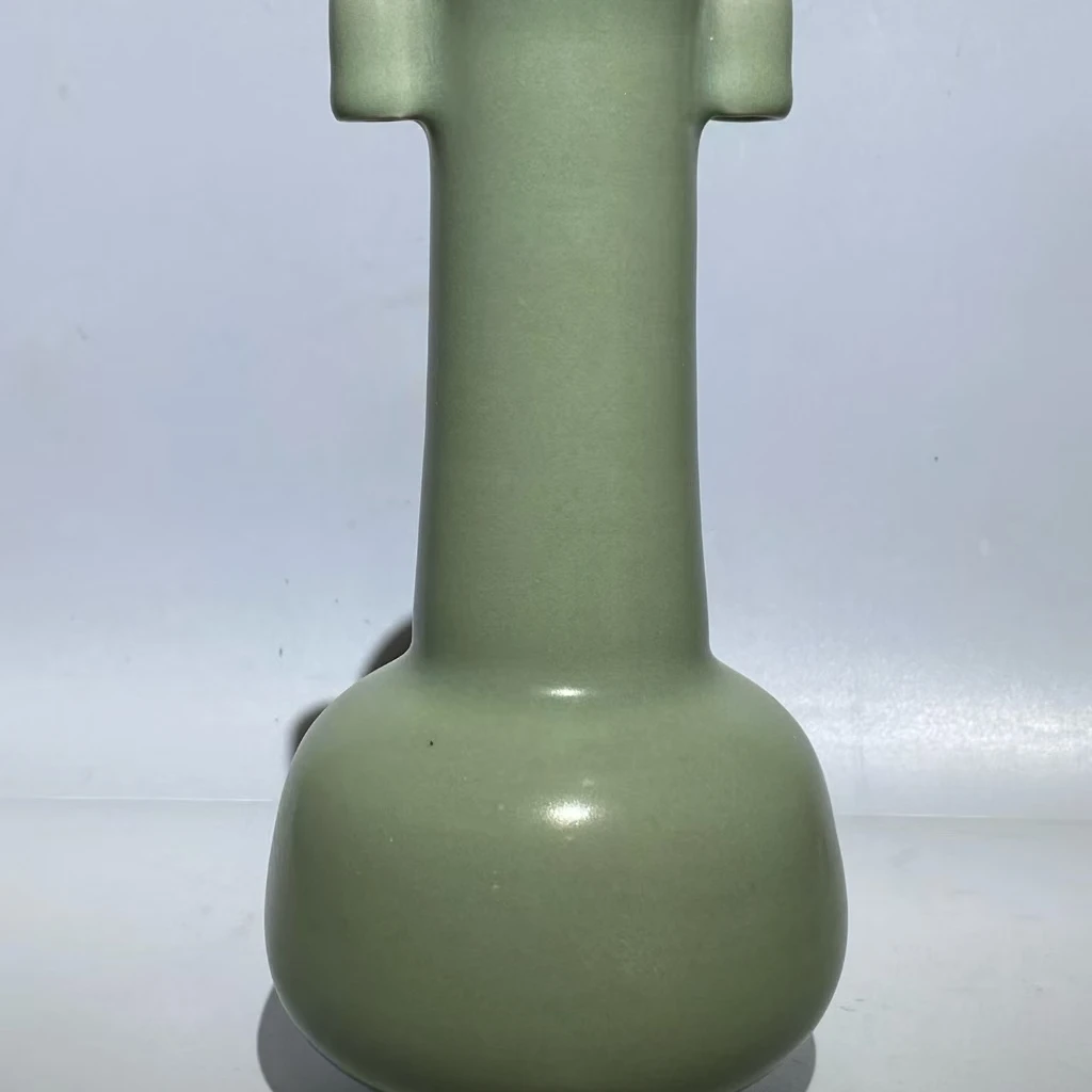 长颈瓶双耳陶瓷摆件