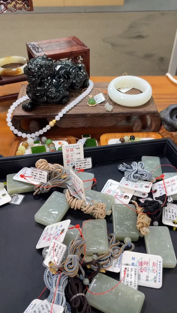 吊坠(不含链)未镶嵌和田玉且末青白 山水牌 多样性发一