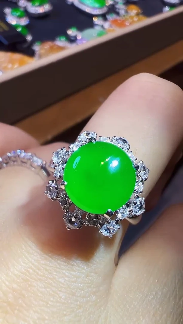 18K金镶嵌戒指翡翠蛋面