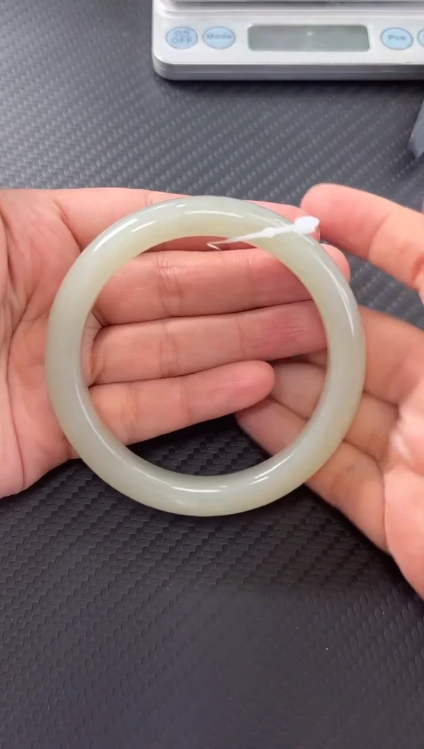 和田玉手镯未镶嵌且末微色差近矿60手镯