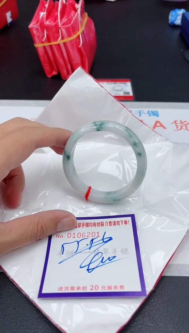 翡翠手镯未镶嵌1