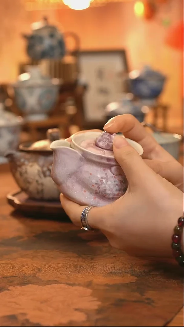 粉引手绘凝思手抓壶-紫鳞花间