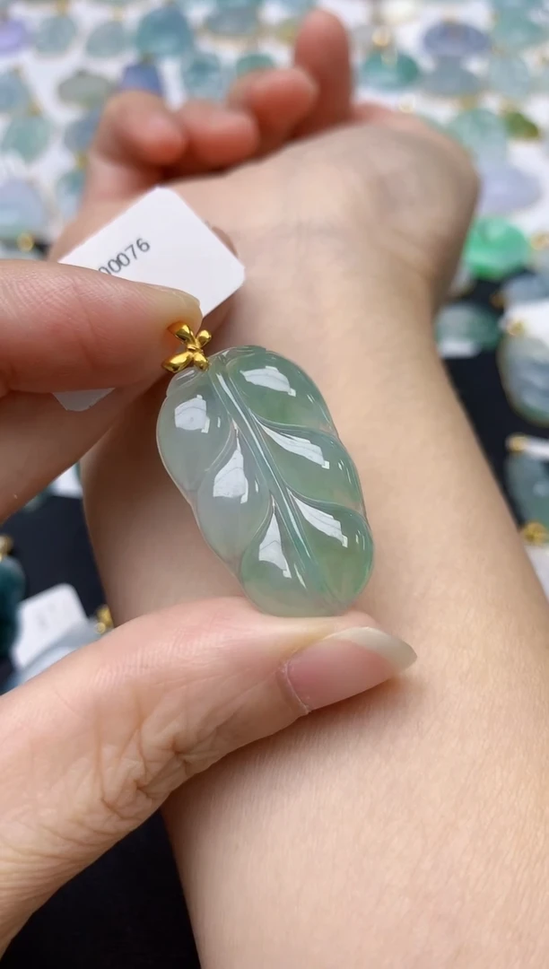翡翠18K金镶嵌颈饰天然缅甸A货翡翠