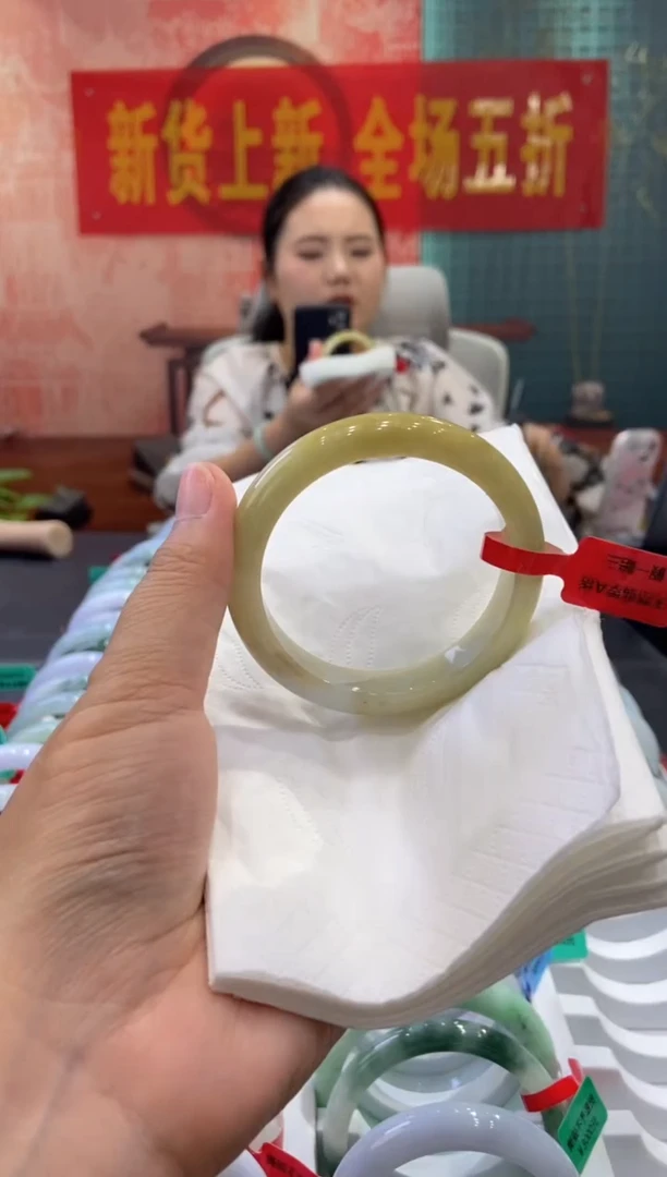 翡翠手镯未镶嵌多人00026252