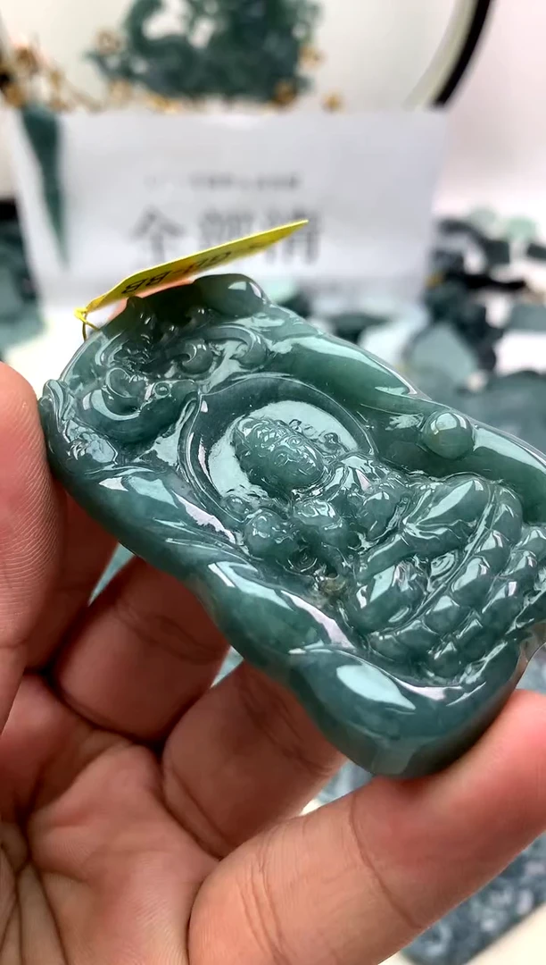 翡翠未镶嵌颈饰观音