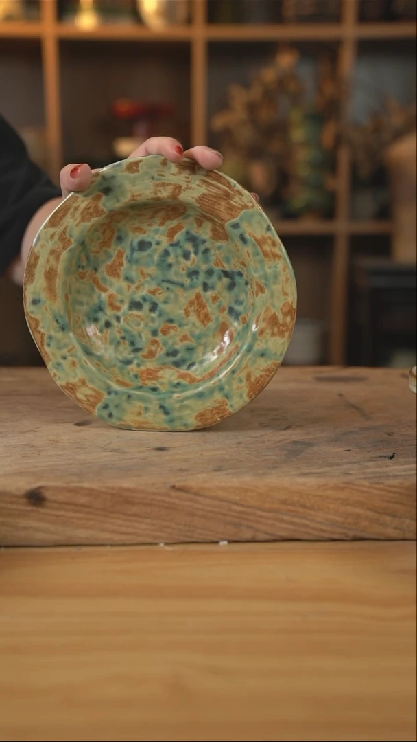 黄绿色的8英寸宽边浅盘