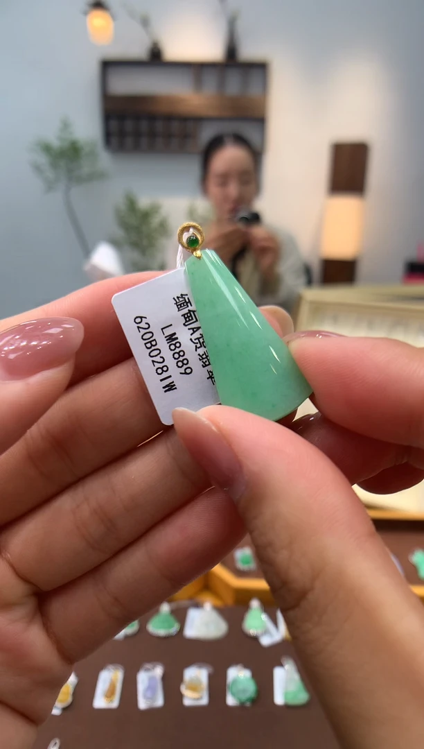 颈饰18K金镶嵌翡翠无事牌