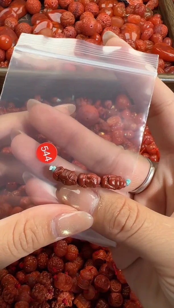 南红玛瑙未镶嵌颈饰1