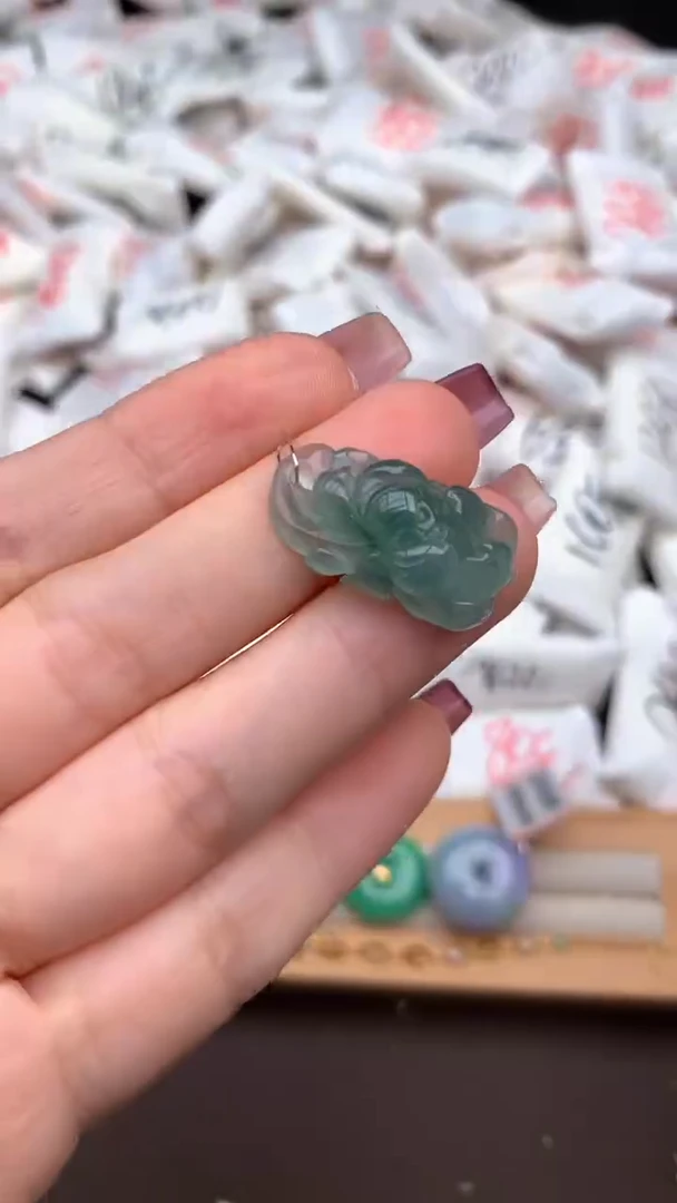 【闪购商品】翡翠挂件未镶嵌—  