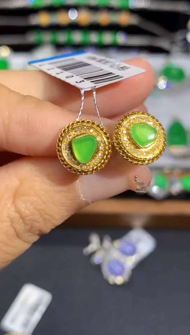 18K金镶嵌翡翠耳饰多样性发其一