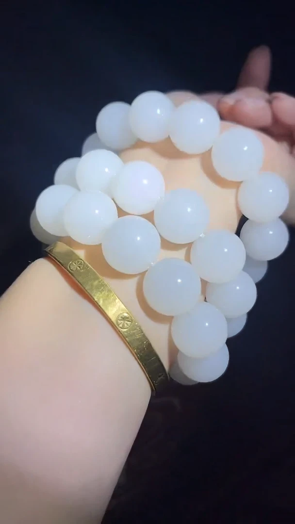 未镶嵌和田玉挂件1条..............