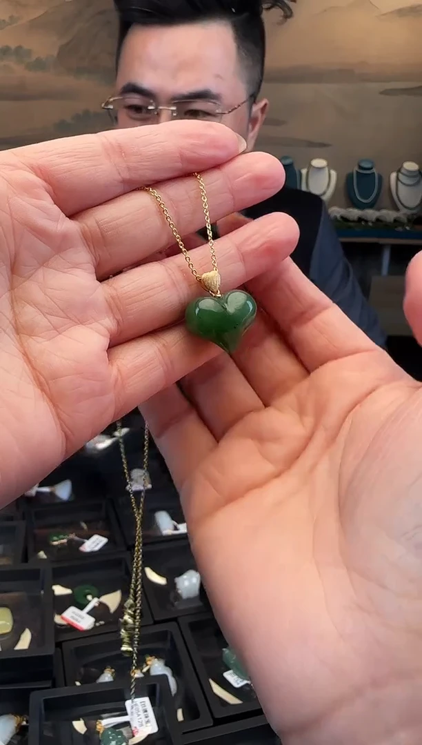 颈饰银S925镶嵌和田玉屁桃（带链子）