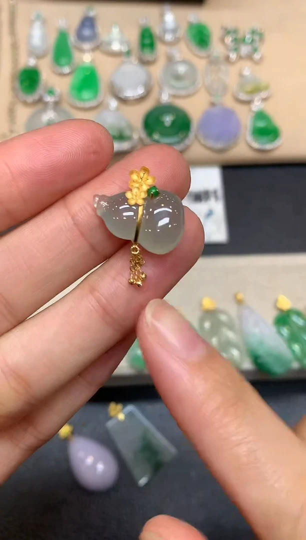 颈饰18K金镶嵌翡翠葫芦【无服务费