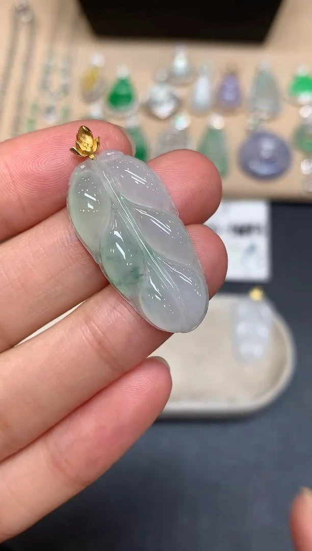 颈饰18K金镶嵌翡翠树叶【无服务费