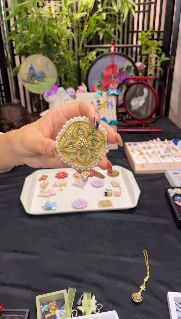 织绣J****y非遗苏绣手工饰品