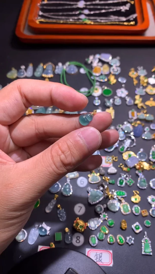 【闪购商品】翡翠吊坠(不含链)18K金镶嵌尺寸较小 颜色随机