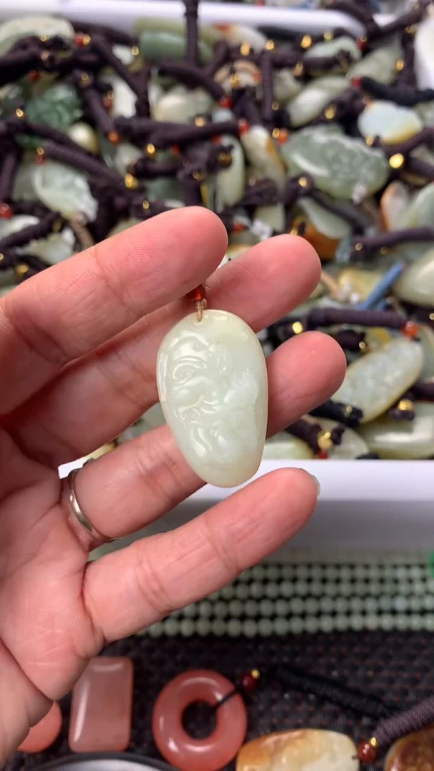 【闪购商品】和田玉颈饰未镶嵌多样性发货没有证书，拍一发一.有瑕