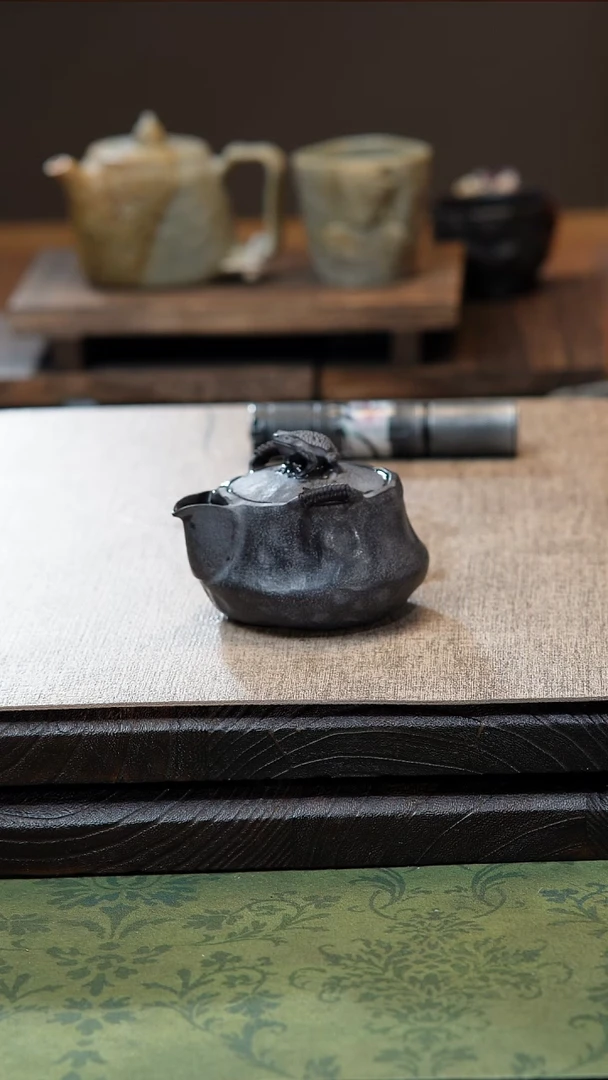 柯荣盛老师作品冰碛岩重工雕刻金蟾宝瓶壶