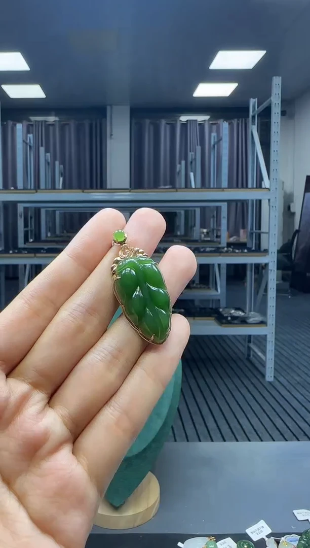 18K金镶嵌和田玉挂件1