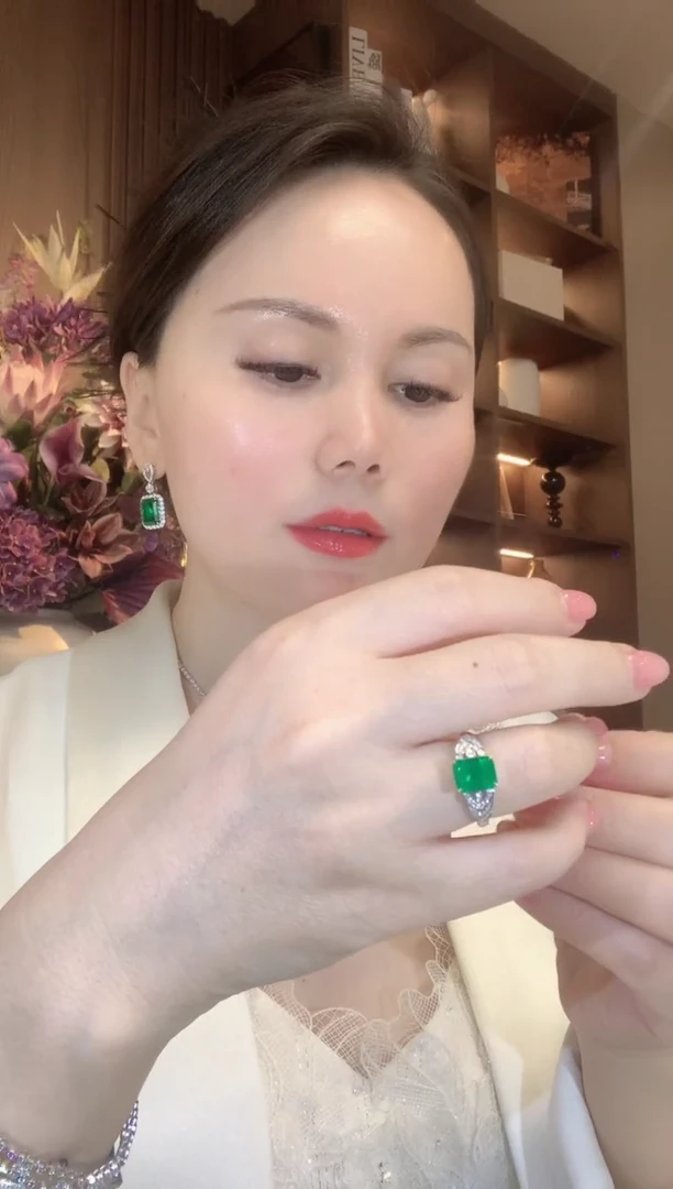 18K金镶嵌戒指祖母绿A123