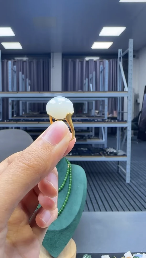 18K金镶嵌戒指和田玉1