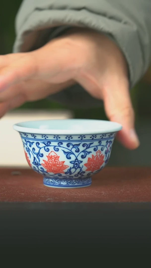 陶瓷青花釉里红缠枝莲小压手杯