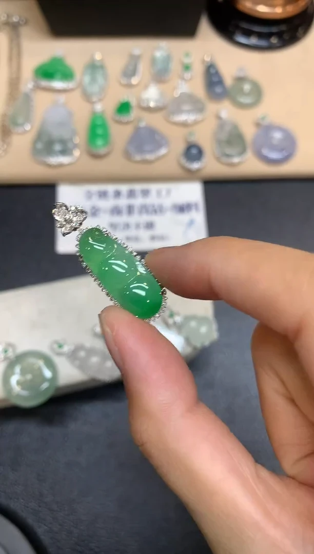 颈饰18K金镶嵌翡翠福豆【无服务费【48小时鉴赏期】