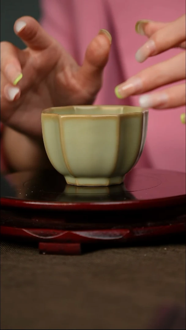 粉青 四方葵口杯 带底款