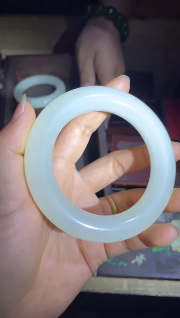 和田玉未镶嵌颈饰白玉圆条贵妃镯1只