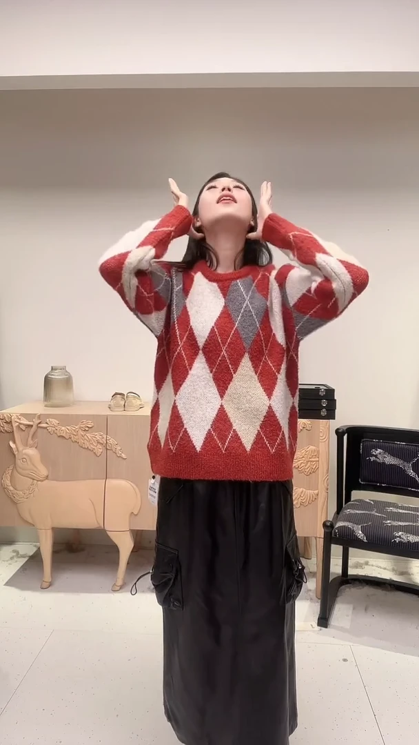 红白会三色拼接菱格毛衣