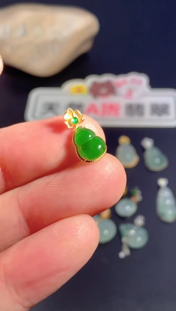 颈饰18K金镶嵌翡翠