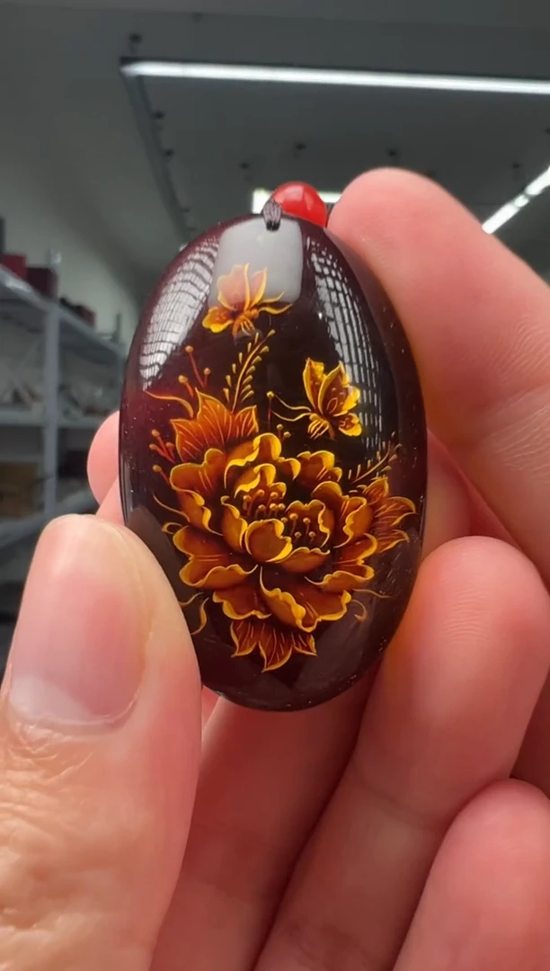 未镶嵌颈饰琥珀蝶恋花